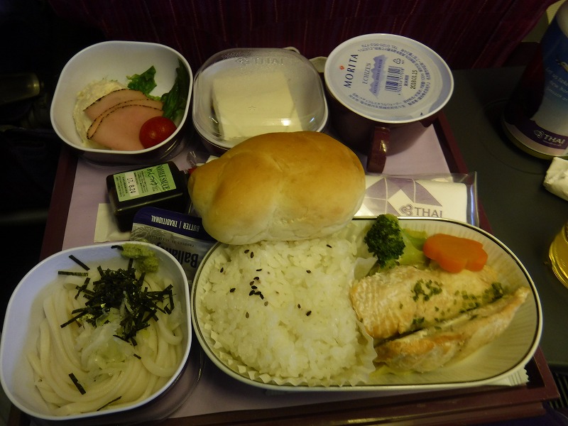 タイ航空機内サービス昼食のチキンバージョン写真