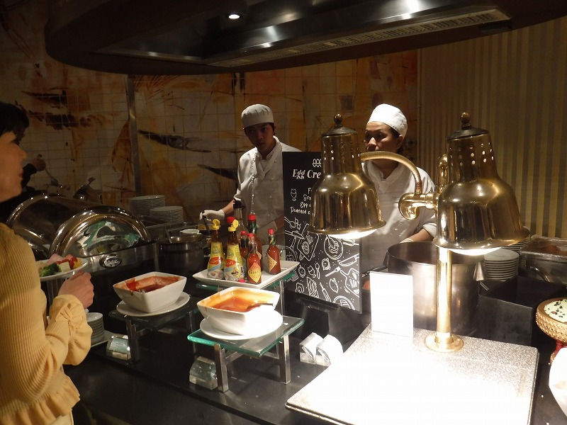 タイ チェンマイのホテル_ル・メリディアンチェンマイ_朝食ビュッフェ_玉子料理をオーダーで作ってくれるコーナー