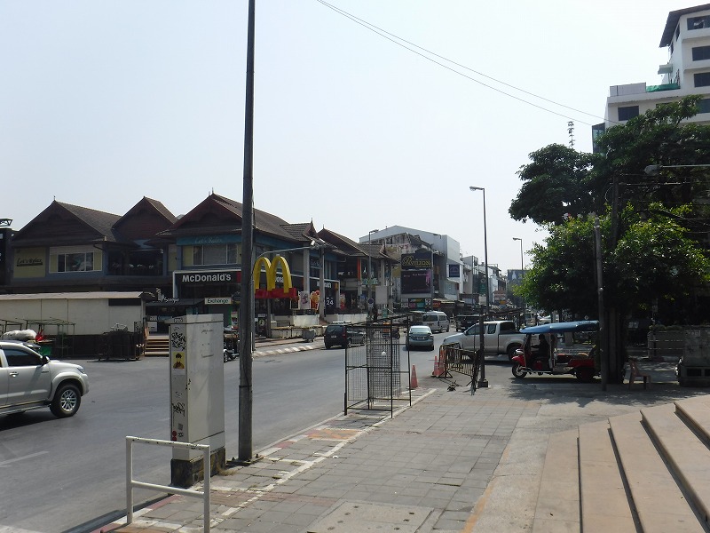 タイ チェンマイのマッサージ_ナイトバザール近くのゴールドハンドタイマッサージ体験記_ル・メリディアンチェンマイを出て左に進みチャン・クラン通りに向かって右側の風景