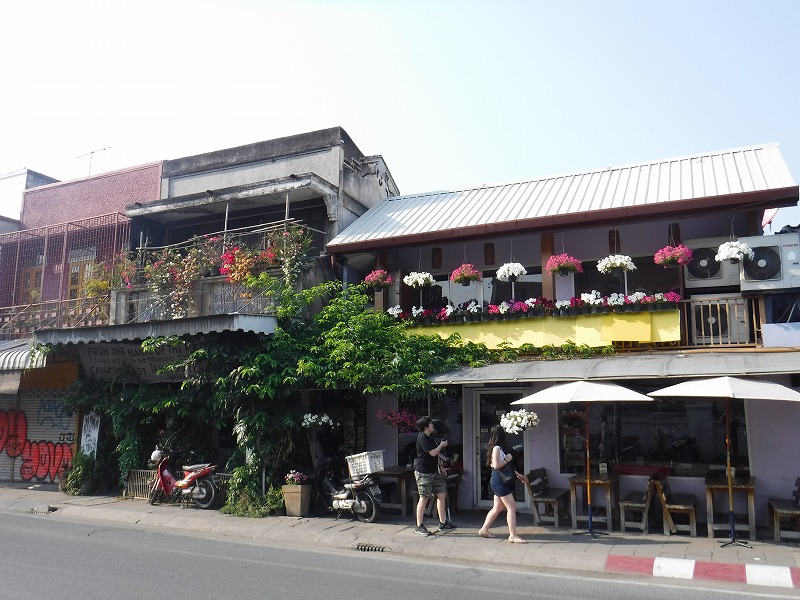 タイ チェンマイ市内観光_チェンマイターペー通りにあるお店