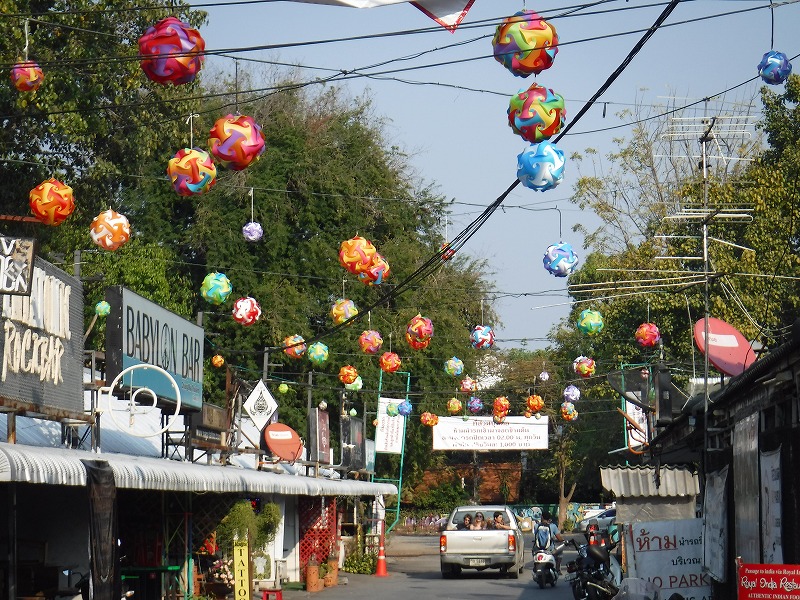 タイ チェンマイ市内観光_街並みで見かけたバルーン飾り