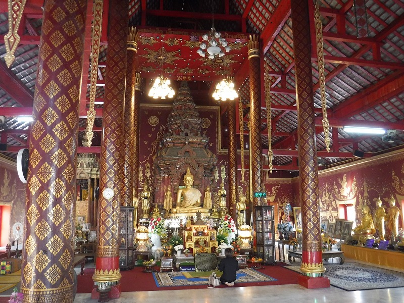 タイ チェンマイ市内観光_ワット・チェン・マイ礼拝堂の中
