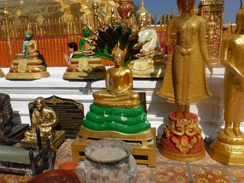 タイ チェンマイ観光_ドイステープ寺院日本語ガイド付きツアー_ドイステープ寺院本殿_月曜日から日曜日までのそれぞれの仏様