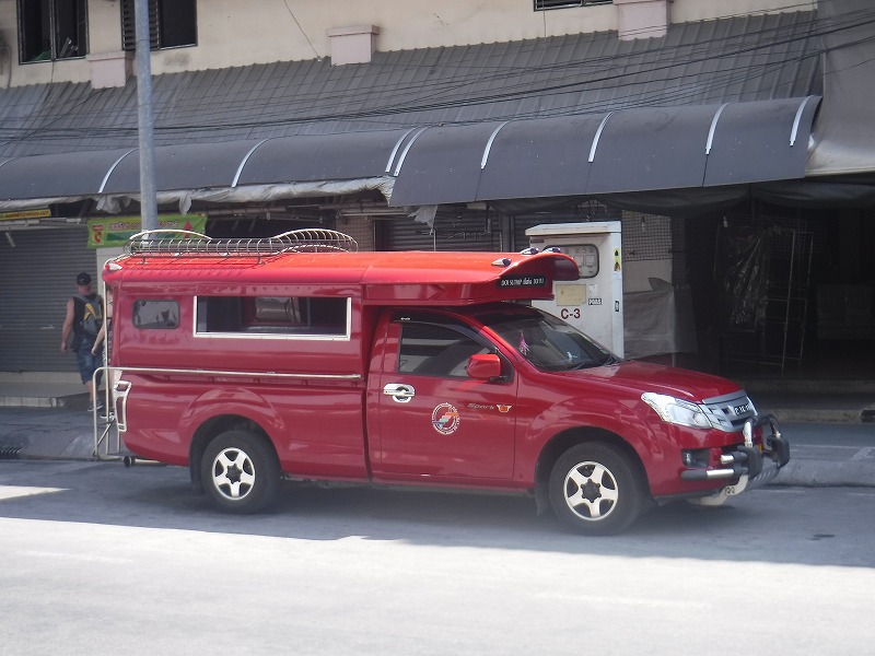 タイ チェンマイの赤い乗り合いタクシー