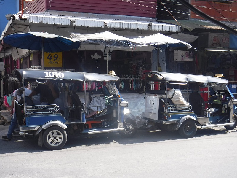 タイ チェンマイのモン族雑貨を探す_ワロロット市場_入り口近くにいたトゥクトゥク