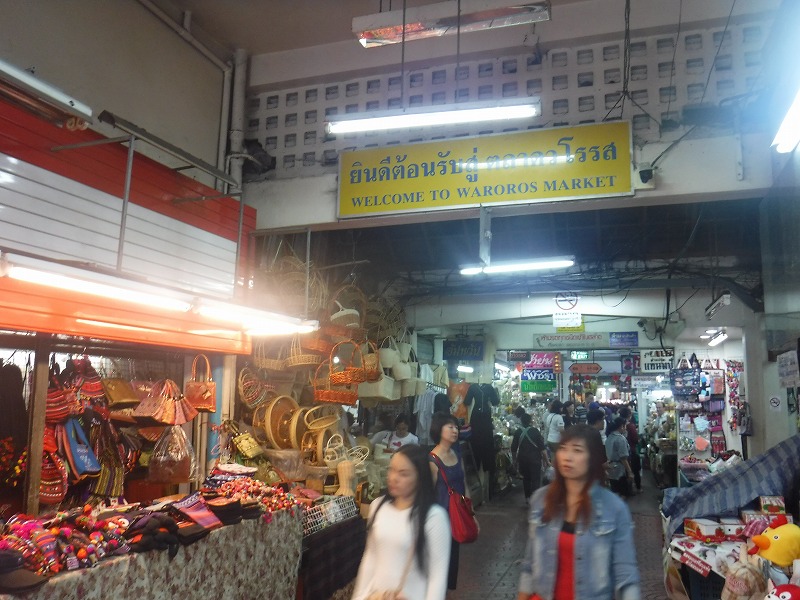タイ チェンマイのモン族雑貨を探す_ワロロット市場_入り口
