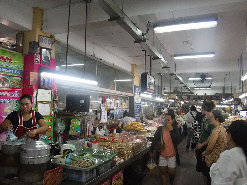 タイ チェンマイのモン族雑貨を探す_ワロロット市場_ワロロット市場の中はカオス状態