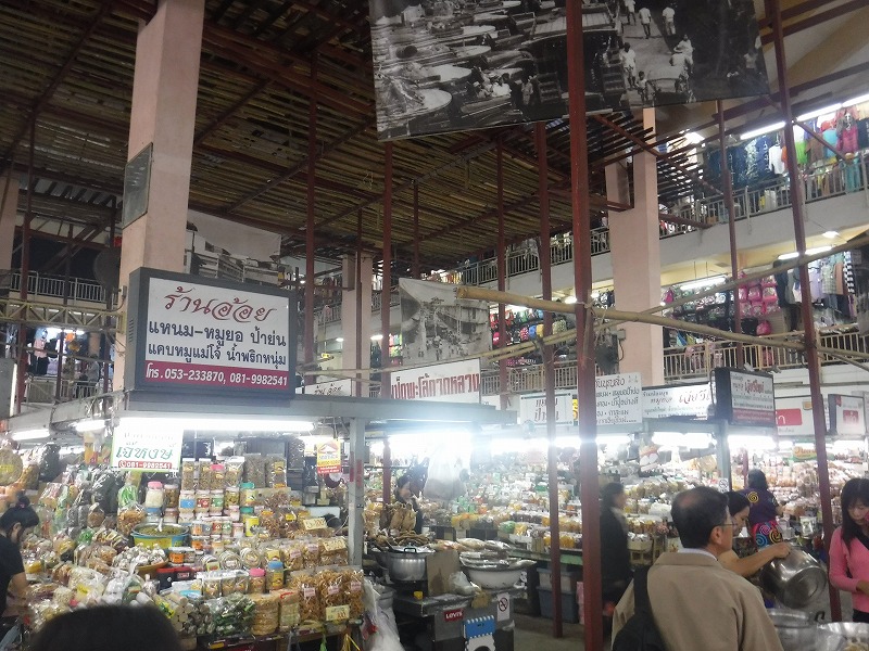 タイ チェンマイのモン族雑貨を探す_ワロロット市場_なんでも売っている感じ