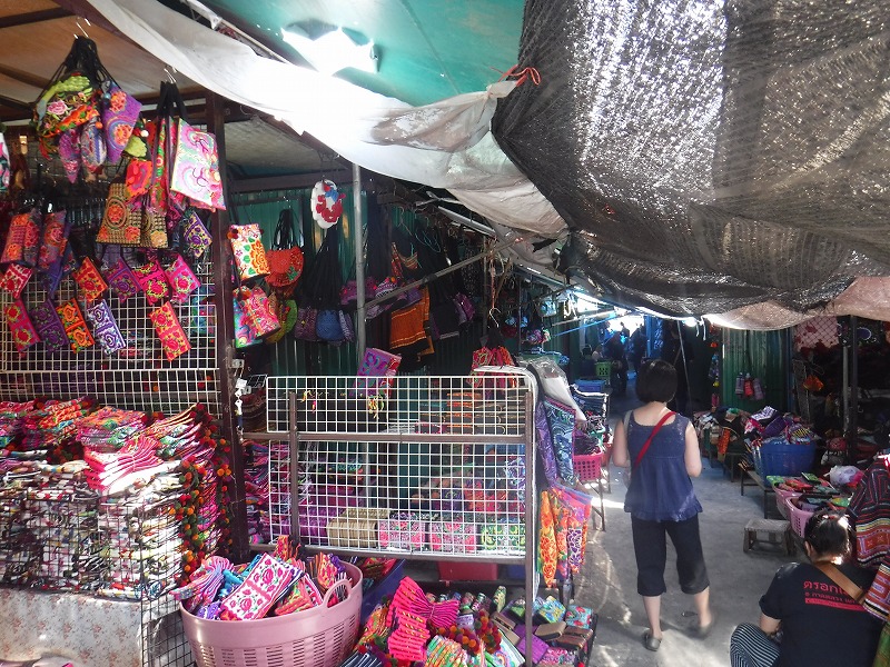 タイ チェンマイのモン族雑貨を探す_モン族市場_中でモン族雑貨を売ってるお店2