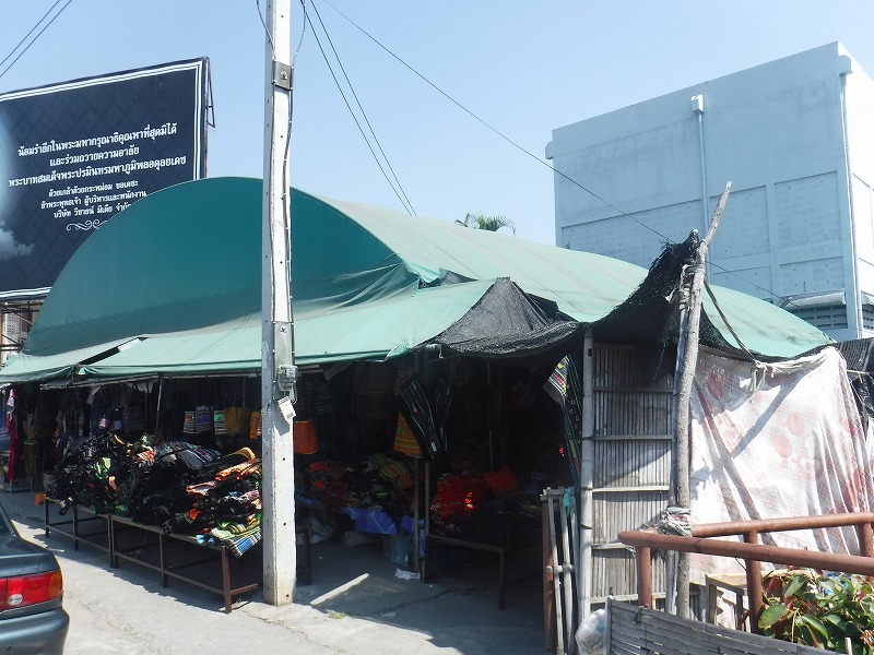 タイ チェンマイのモン族雑貨を探す_モン族市場_ボロボロの外観と入り口