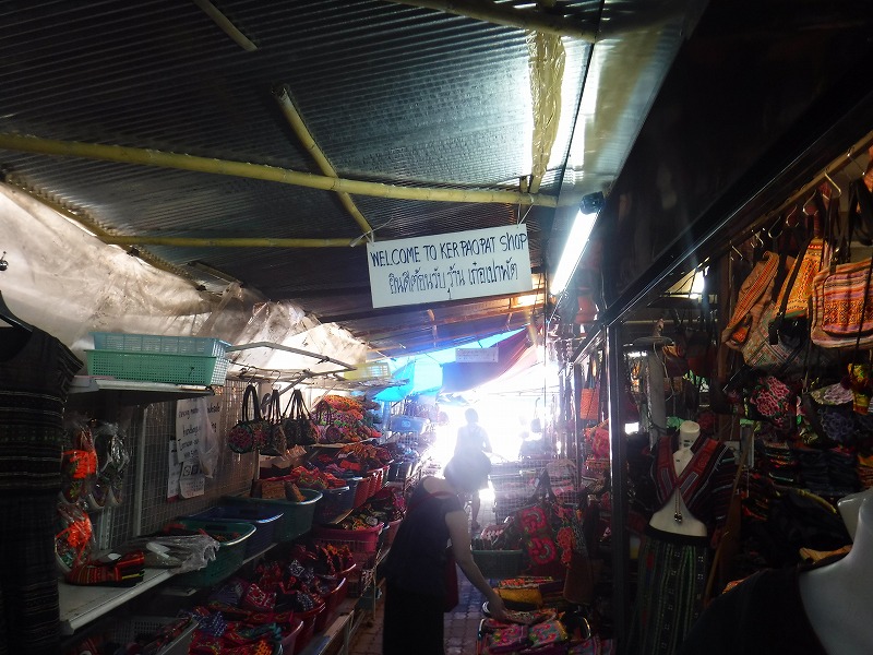 タイ チェンマイのモン族雑貨を探す_モン族市場_中でモン族雑貨を売ってるお店1