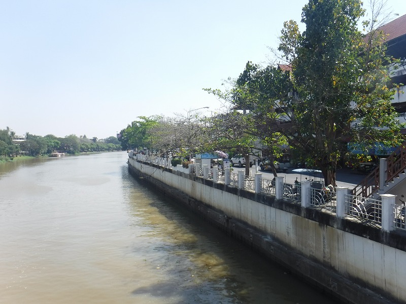 タイ チェンマイのワロロット市場付近を流れるピン川の景色