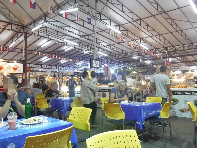 タイ チェンマイのナイトバザールで食事_カラレナイトバザール_フードコートの座席