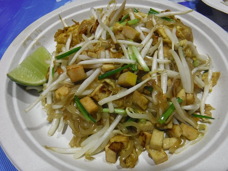 タイ チェンマイのナイトバザールで食事_カラレナイトバザール_イザ実食！_パットタイ