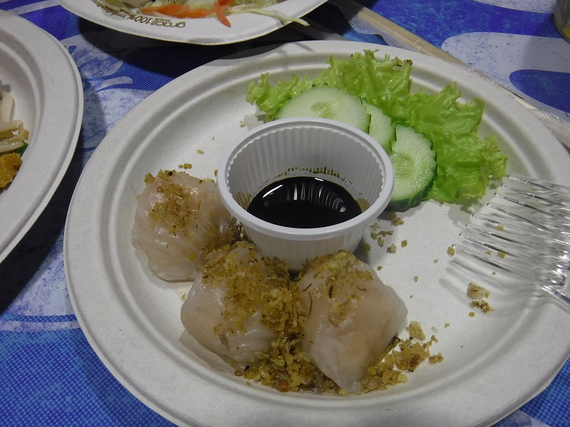 タイ チェンマイのナイトバザールで食事_カラレナイトバザール_イザ実食！_蒸しエビシューマイ