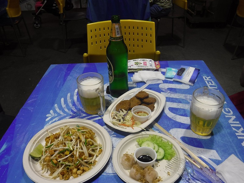 タイ チェンマイのナイトバザールで食事_カラレナイトバザール_イザ実食！_料理3品と大瓶チャンビア