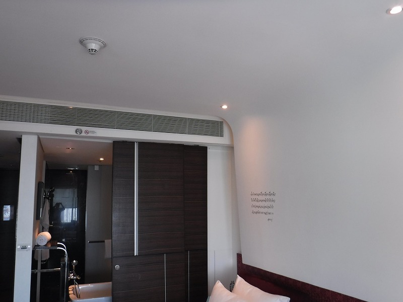 バンコクシーロム地区にあるホテル_ル・メリディアンバンコク_客室からバスルームがスケルトンで見える
