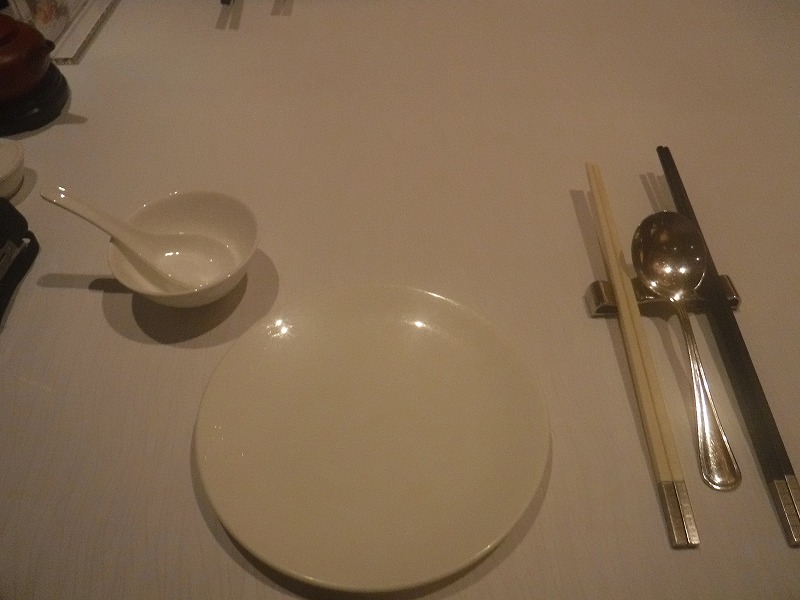 バンコク シャングリラホテル内の中華料理店シャンパレス_テーブルセッティング