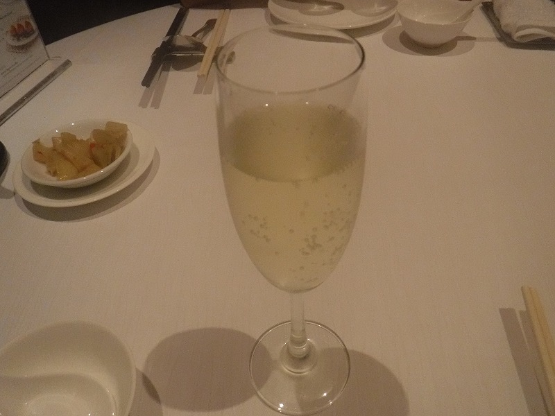 バンコク シャングリラホテル内の中華料理店シャンパレス_乾杯用のスパークリングワインをボトルで注文