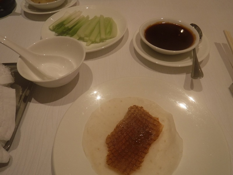 バンコク シャングリラホテル内の中華料理店シャンパレス_北京ダックの皮を一枚取り