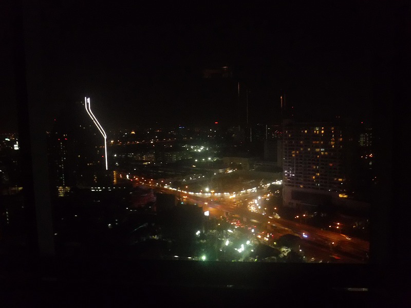 バンコクシーロム地区にあるホテル_ル・メリディアンバンコク_客室窓からの夜景