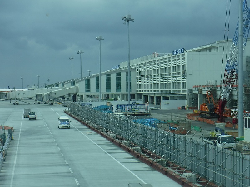 梅雨時期の沖縄空港国際線拡張工事風景