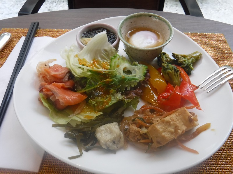 石垣島インターコンチネンタル石垣リゾートの朝食洋食ブッフェのサンコーストカフェ会場でいただく朝食2