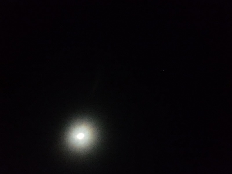 私のデジカメで写したツアー中の石垣島の月明かり