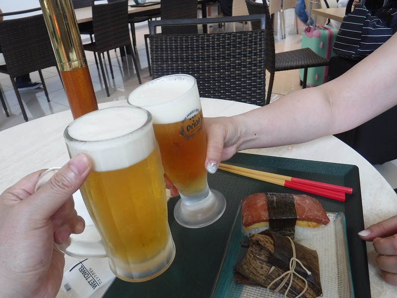 石垣空港のフードコート_昼からビールで乾杯