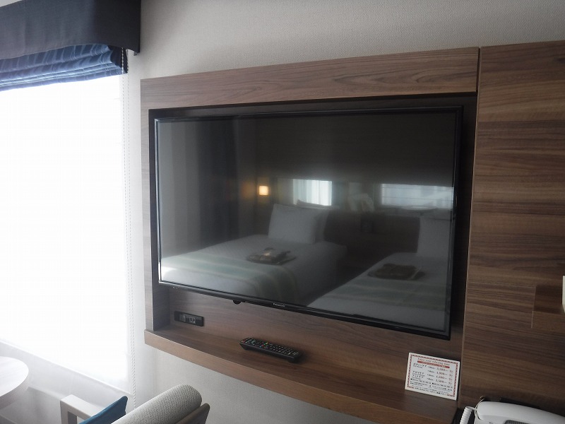 アルモントホテル那覇県庁前沖縄_ツインルーム客室_客室テレビは液晶タイプが壁に