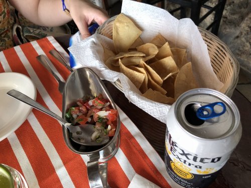 メキシコプラヤデルカルメンのレストラン_
ブルーロブスター_ビールで一息
付け合せのメキシカンスナック