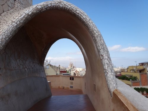 スペイン世界遺産カサ・ミラ_屋上アーチから見るサグラダ・ファミリア