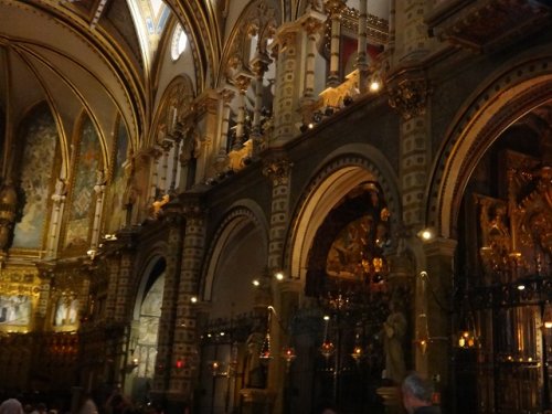 バルセロナのパワースポット！モンセラット修道院_黒いマリア像の行列は大聖堂に向かって右横