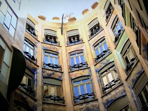 スペイン世界遺産カサ・ミラ_パティオから住居棟を見上げる