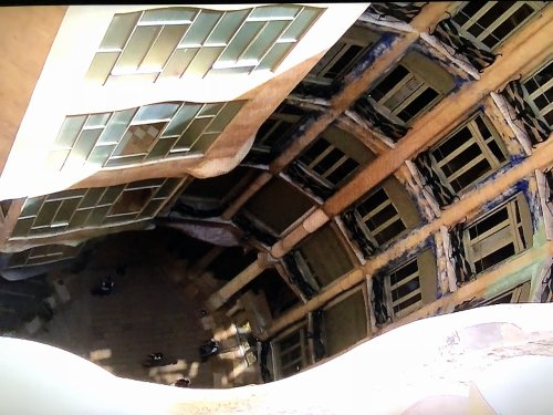 スペイン世界遺産カサ・ミラ_カサミラの屋上からパティオを見る