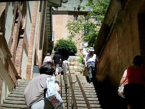 バルセロナのパワースポット！モンセラット修道院_登山鉄道を降りて更に階段を登り修道院に向かう