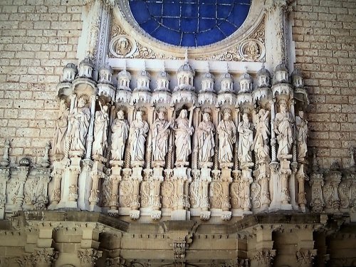 バルセロナのパワースポット！モンセラット修道院_大聖堂の壁にあるレリーフ像