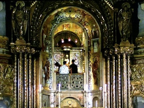 バルセロナのパワースポット！モンセラット修道院_大聖堂の祭壇中央上_金色に輝くモノと人影