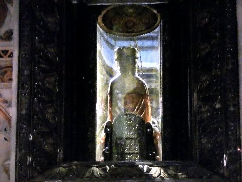 バルセロナのパワースポット！モンセラット修道院_黒いマリア像の後ろ姿