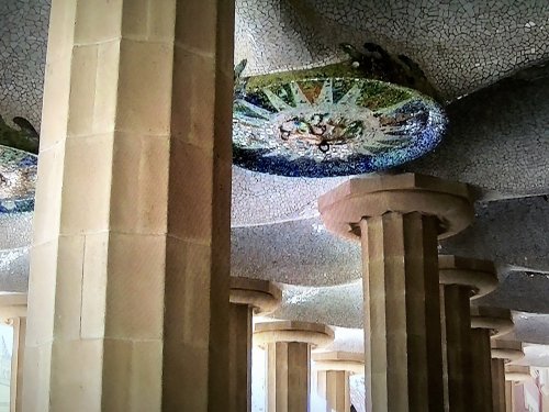 スペイン バルセロナ_グエル公園_波型ベンチの下にある巨大な空間の天井タイル装飾
