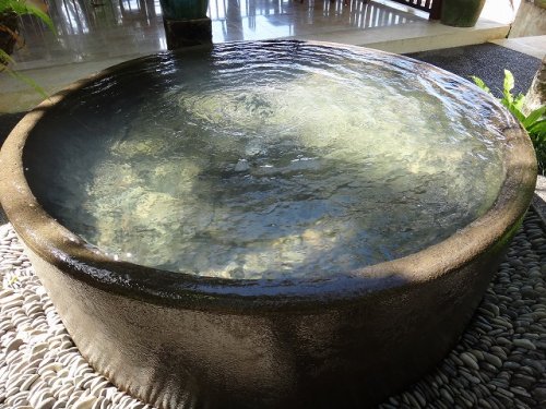 コマネカタンガユダ旅行記｜ホテル敷地内の通路にあった噴水