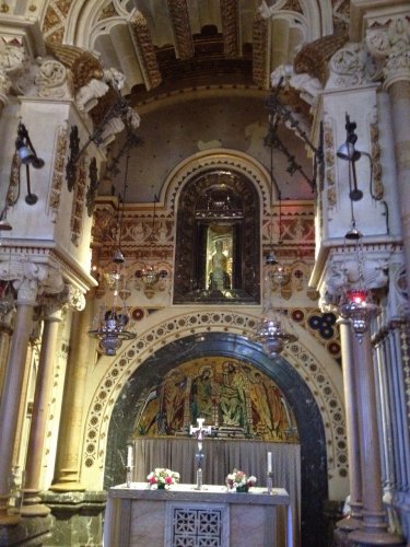 バルセロナのパワースポット！モンセラット修道院_モンセラット修道院の黒いマリア像は祭壇を見下ろす位置に