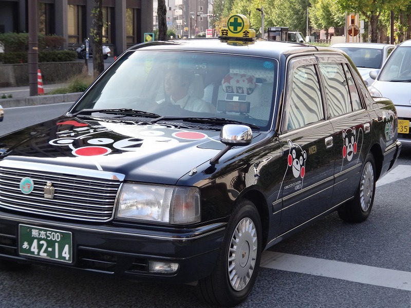 熊本市内でくまモンタクシー発見