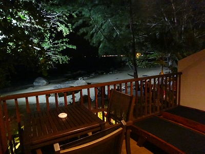 タイ カオラックのホテル_センシマーカオラックビーチフロントリゾート_眼前にビーチがあるコテージ風のお部屋_入り口付近の風景2