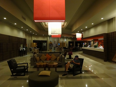 タイ カオラックのホテル_センシマーカオラックビーチフロントリゾート_ロビーはモダンデザインで都会的な感じ
