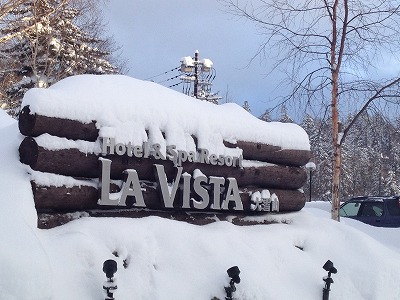 11月下旬のラビスタ大雪山_道路看板も雪景色