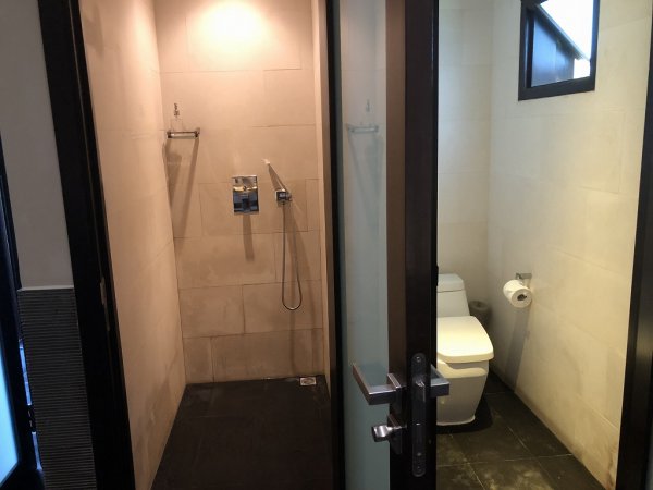 フュージョンマイアダナン_ジム建物にあるプール＆ビーチエリアのトイレ男性用個室のシャワールーム