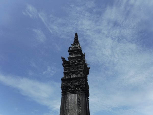 ベトナムフエ1日観光｜世界遺産カイディン帝廟_1段目の階段を登った広場の塔