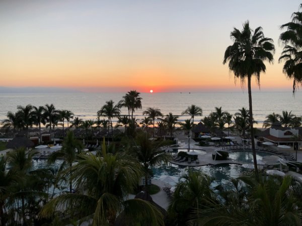 ハードロックホテルバリャルタ_客室から見える太平洋に沈む夕日