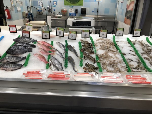 メキシコ・プエルトバジャルタのスーパーマーケット_Walmartウォルマート_鮮魚コーナー